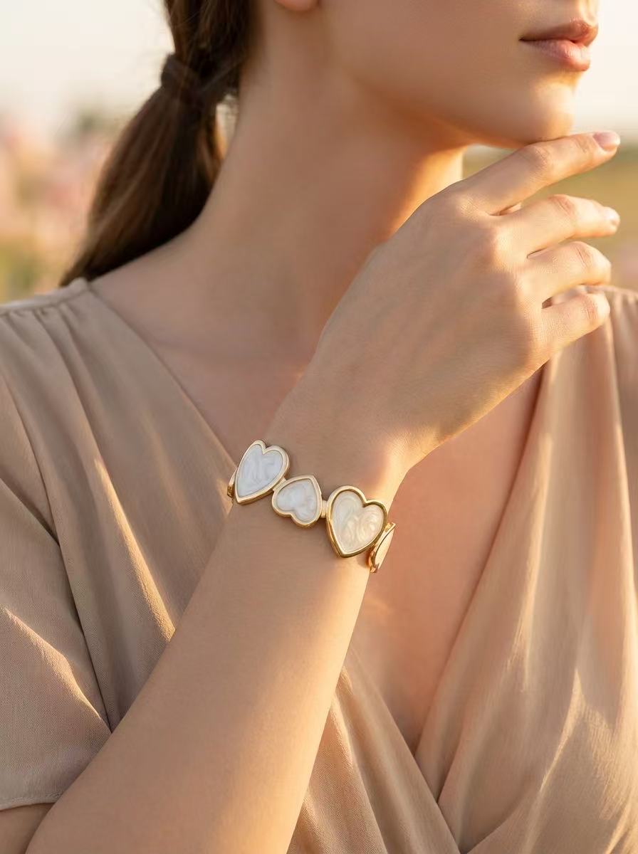 Bracelet jonc cœurs nacrés blancs en acier inoxydable SOPHIE